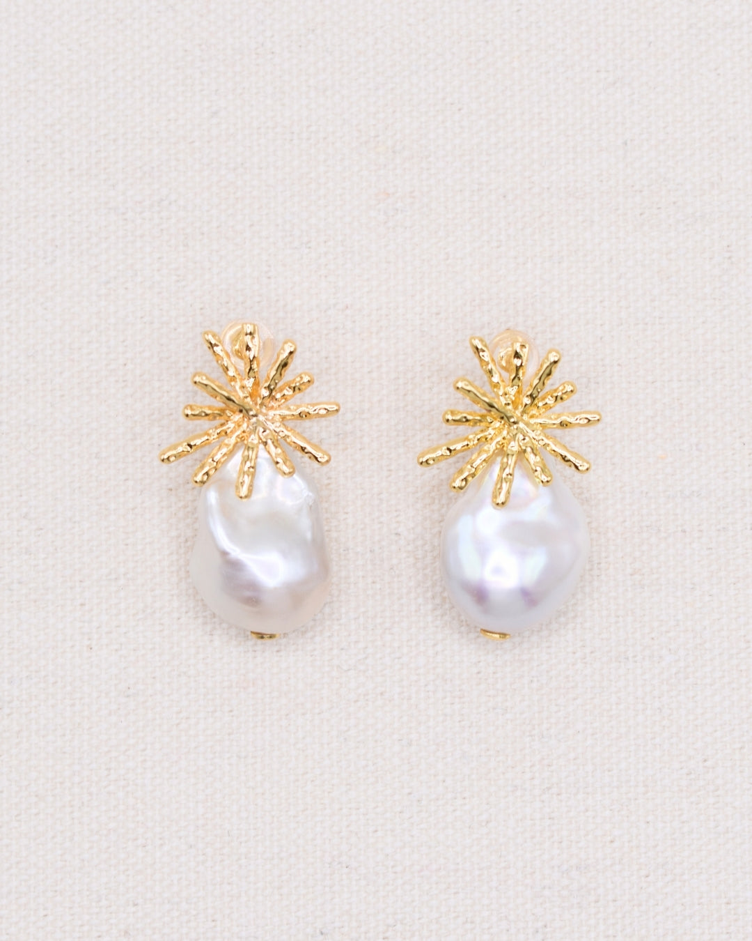 The Soltra Freshwater Pearl Earrings - Gold