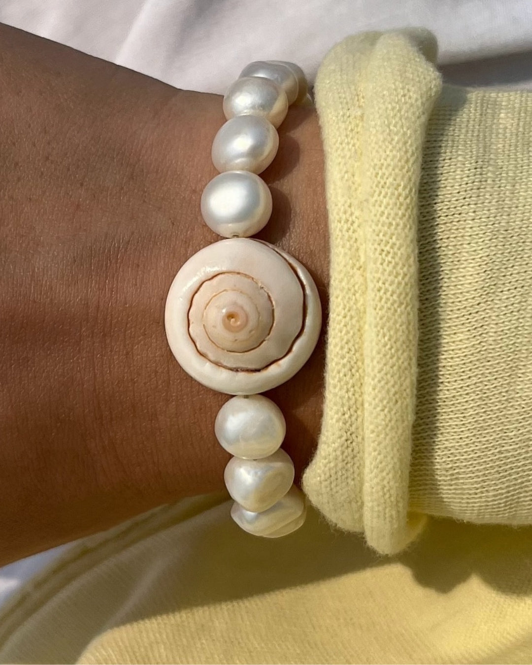 The Neptune Shell Freshwater Pearls Bracelet - Ivory