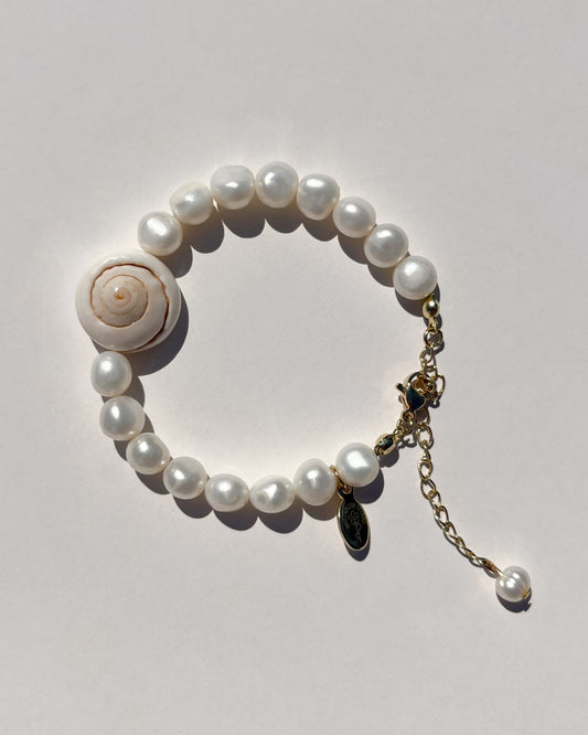 The Neptune Shell Freshwater Pearls Bracelet - Ivory